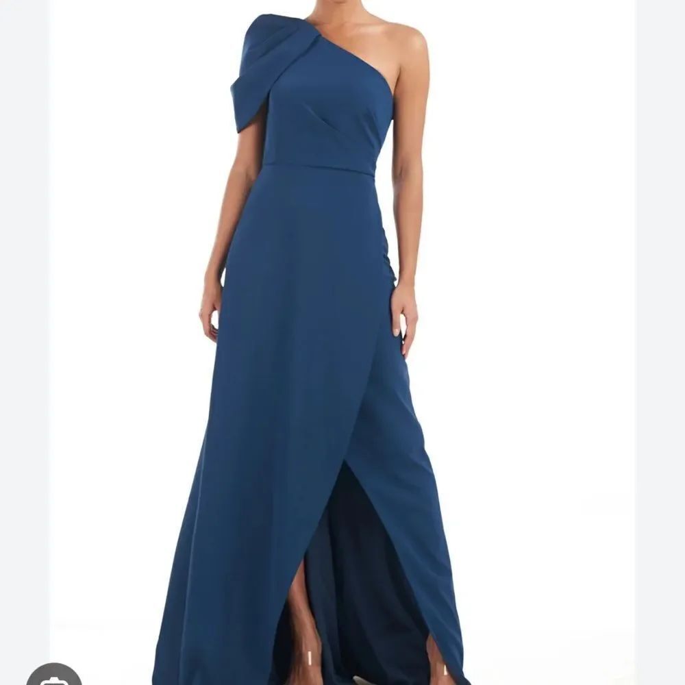 Kay Unger Briana Gown size 10
⭐️side tag only